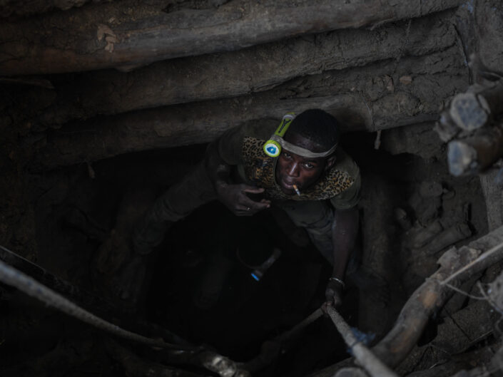 ORPAILLAGE TRADITIONNEL AU BURKINA FASO : LA LOTERIE, 30 METRES SOUS TERRE