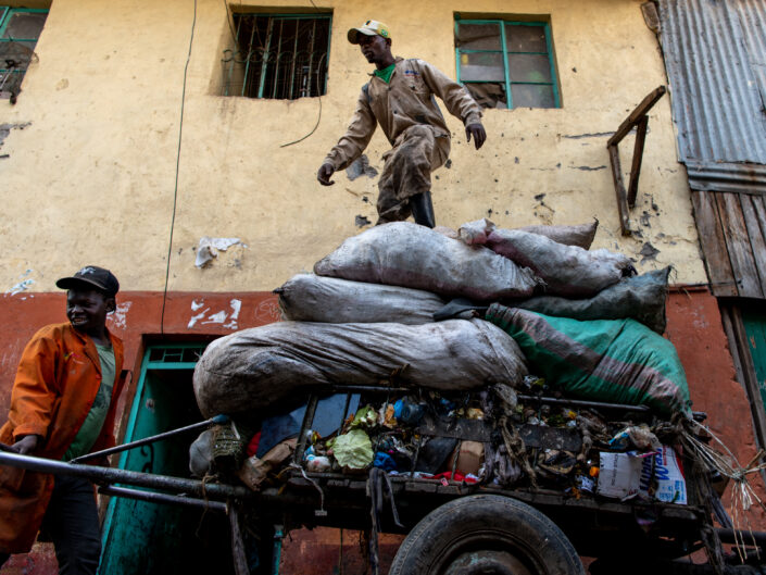 RAMASSAGE DES DÉCHETS DANS LE BIDONVILLE DE MATHARE