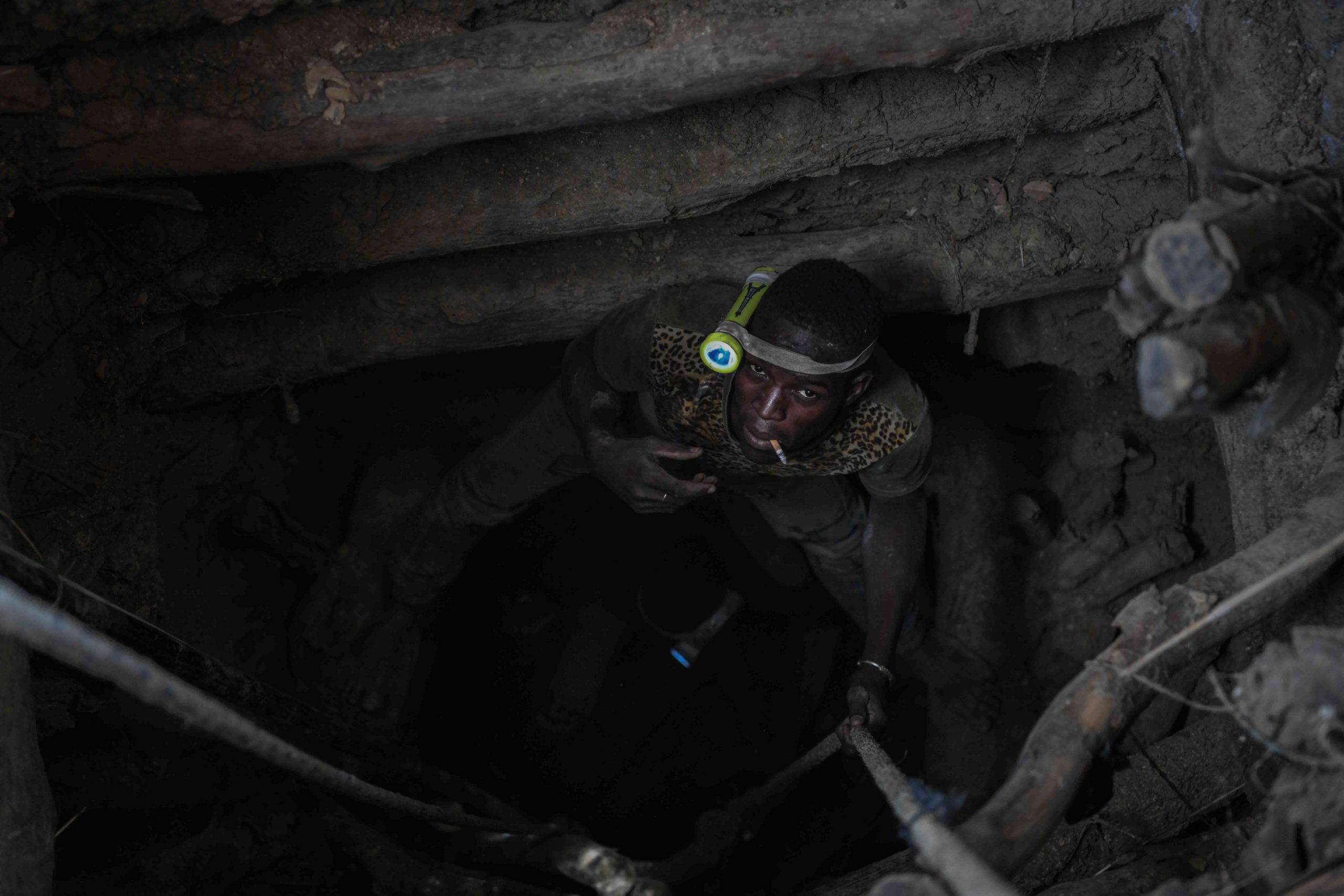 Traditional gold mining in Burkina Faso: the lottery, 30 meters underground