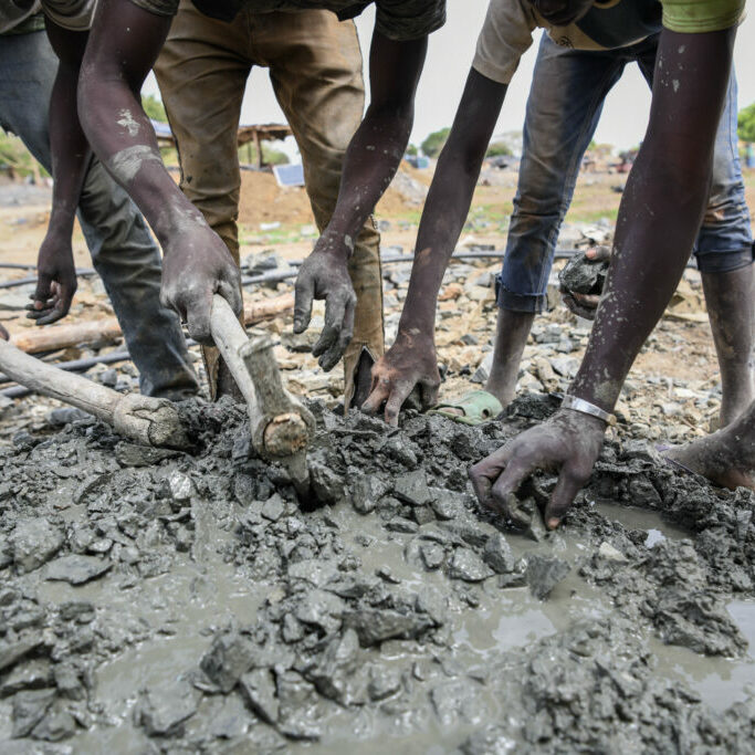 Burkina Faso, Manga, 2019-05-01. A group of gold miners search among the stones brought up from the bottom of the holes for traces of gold. These searches help orient future galleries. Photography by Alexander BEE / Hans Lucas.
Burkina Faso, Manga, 2019-05-01. Un groupe d'orpailleurs cherchent parmi les pierres remontées du fond des trous des traces d'or. Ces recherches permettent d'orienter les futures galleries. Photographie par Alexander BEE / Hans Lucas.