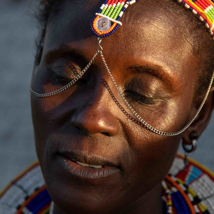 Kenya, Unity women village, 2022-02-16. Portrait of Gabriella, the daughter of the village chief. Gabriella joined the village with her children after the death of her husband. She is now raising her children alone with the support of the village community. Photograph by Alexander BEE / Hans Lucas.
Kenya, Unity women village, 2022-02-16. Portrait de Gabriella, la fille de la chef du village. Gabriella a rejoint le village avec ses enfants a la suite du deces de son mari. Elle eleve maintenant ses enfants seule avec le soutien de la communaute du village. Photographie par Alexander BEE / Hans Lucas.