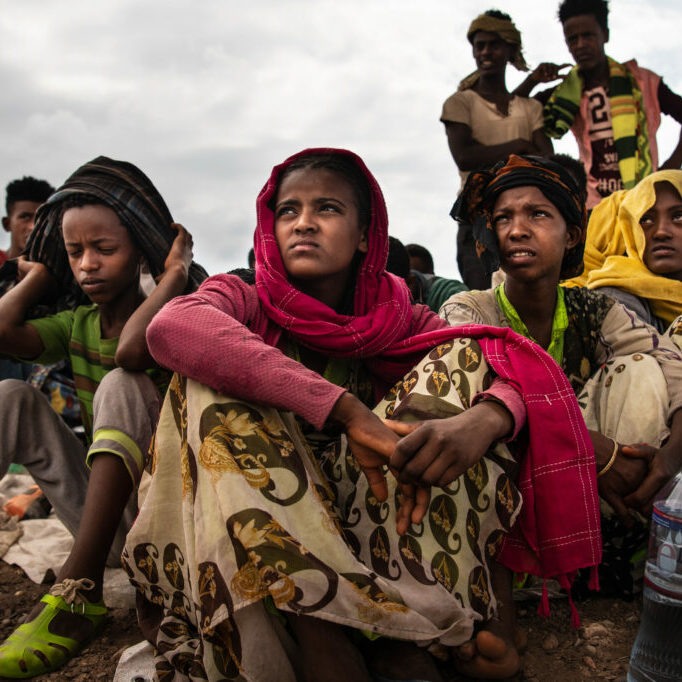 Djibouti, Fantahero, 2020-01-12. Migrants gather outside Obock under a tree while waiting for a boat to depart for Yemen. IOM staff educate them about the risks of irregular migration and provide information about the transit center and IOM assistance. Photograph by Alexander BEE / Hans Lucas.
Djibouti, Fantahero, 2020-01-12. Des migrants se rassemblent a l exterieur d Obock sous un arbre en attendant le depart d un bateau pour le Yemen. Le personnel de l OIM les sensibilise aux risques de la migration irreguliere et leur fournit des informations sur le centre de transit et l assistance de l OIM. Photographie par Alexander BEE / Hans Lucas.