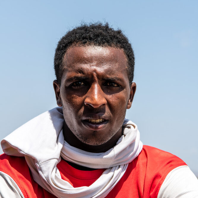 Djibouti, Obock, Saturday 3 october. Galgalou, a 19-year-old Ethiopian boy, is one of 14 migrants found by the IOM Mobile Unit in a state of advanced fatigue and dehydration. Since dawn, they had been walking in the middle of the desert to cross the 50 km that separate the landing beach of Gerere from the town of Obock.